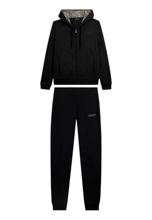 Felpa nera con cerniera e cappuccio interno con stampa leopardata, pantaloni della tuta neri coordinati con il logo "FREDDY" sulla gamba.