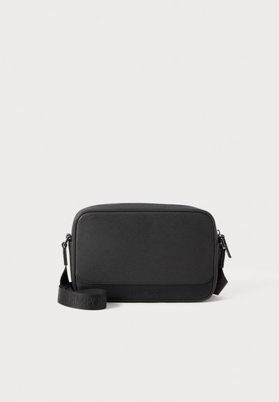 Czarna prostokątna torba crossbody o teksturowanym wykończeniu, z zamkiem błyskawicznym, regulowanym paskiem i wytłoczonym logotypem z przodu.