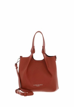 Sac à main en cuir rouge texturé avec deux courtes poignées, une bandoulière réglable et un détail de logo sur le devant.