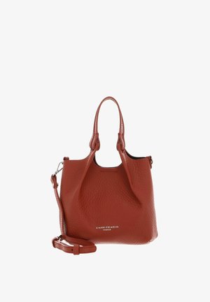 Borsa a tracolla in pelle rossa con texture, due manici corti, tracolla regolabile e dettaglio del logo sul frontale.