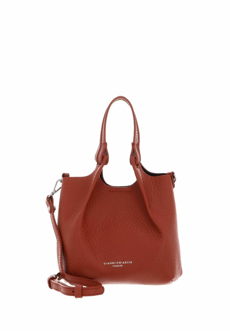 Borsa a tracolla in pelle rossa con texture, due manici corti, tracolla regolabile e dettaglio del logo sul frontale.