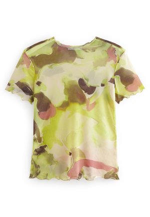 Haut à manches courtes semi-transparent avec motif abstrait en aquarelle aux tons verts, marron et roses, comportant un ourlet ondulé et des bords d'encolure.