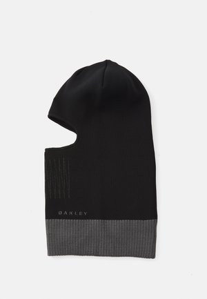 Mustekknit balaklava mustan värinen, jossa on osittainen kasvoaukko, ribattu harmaa alaosa ja hienovaraiset raidat, joissa on "OAKLEY"-merkintä.