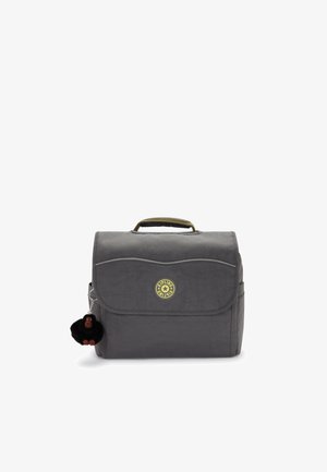Grå Kipling-väska med handtag, framfickan med lock och en svart apa nyckelring hängande på vänster sida.