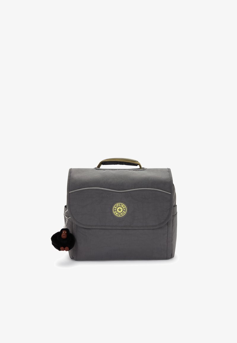 Sac Kipling gris avec une poignée supérieure, une poche avant à rabat, et un porte-clés en forme de singe noir suspendu sur le côté gauche.