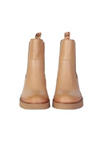 Stivali alla caviglia in pelle color tan con una finitura liscia, pannelli laterali elasticizzati e una suola leggera e textured. Il tassello posteriore presenta dettagli rossi.