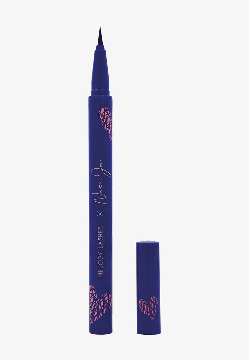 Una penna per eyeliner liquido blu con una punta fine, caratterizzata da motivi a cuore rosa e la scritta "MELODY LASHES X Naomi Jon" sul corpo. Cappuccio incluso.