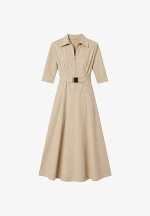 Vestito midi beige con maniche a metà, colletto appuntito, cerniera frontale e cintura abbinata con fibbia rettangolare.