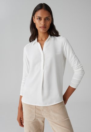 Witte blouse met lange mouwen en een kraag, met een knooploze placket, een gladde textuur en een licht gebogen zoom. Gekocht met beige corduroy broek.