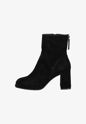 Schwarzer Wildleder-Stiefel mit quadratischer Zehenform, Blockabsatz und seitlichem Reißverschluss. Verfügt über eine glatte Textur und saubere Nähte entlang der Nähte.