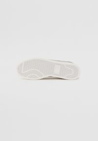 EA7 Emporio Armani UNISEX - Tenisice - cobblestone/white