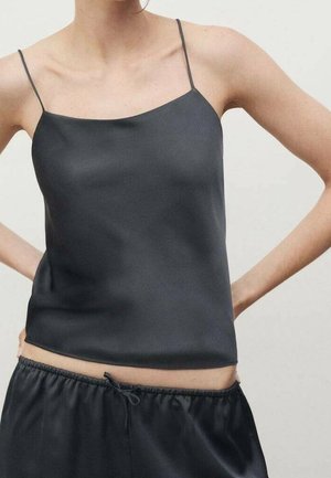 Sorte satin camisole med tynde stropper, der har en lige udskæring og en glat, glitrende tekstur. Sammen med matchende sorte shorts.