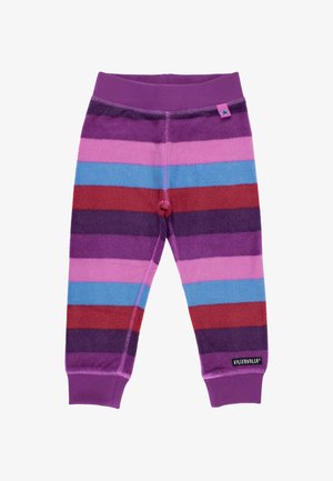 Fleece pyjamasbukser med forskellige horisontale striber i lilla, pink, rød og blå, med en blød tekstur og elastik i taljen.