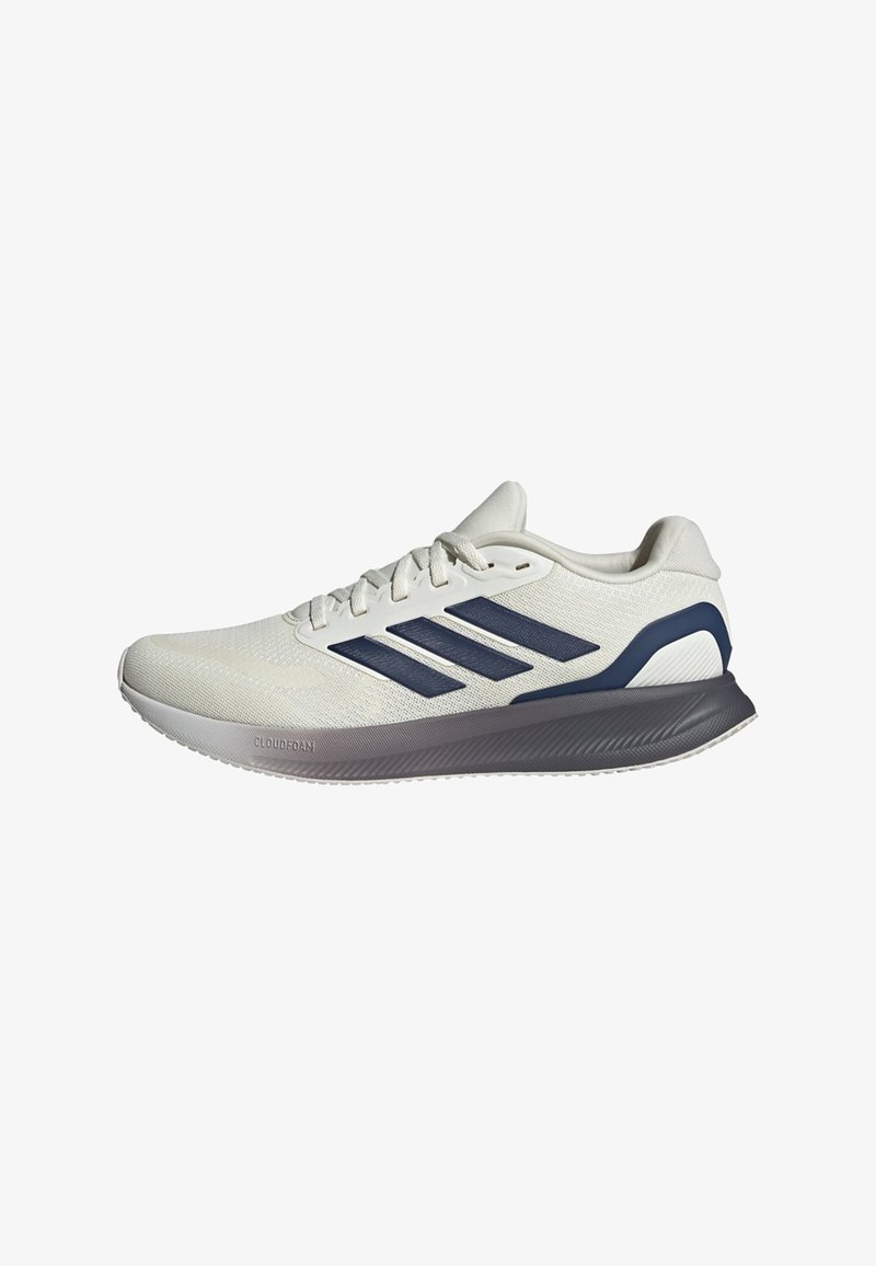 Zapatilla deportiva de color gris claro con una parte superior de malla texturizada, diseño de tres franjas en color marino y suela de goma gris con forma ergonómica.