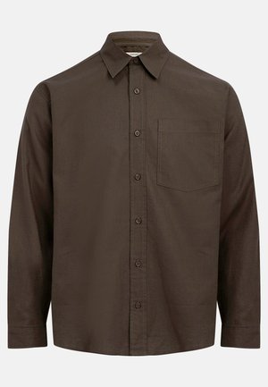 Smeđa košulja dugih rukava s kopčanjem na gumbe, izrađena od glatke, jednobojne tkanine. Ima ovratnik s vrhovima i jedan džep na prsima.