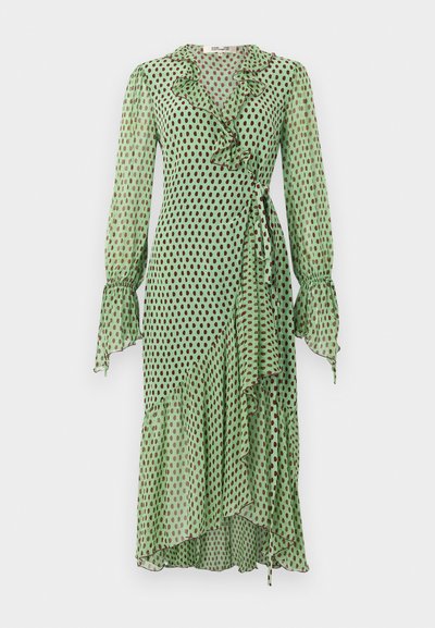 Πράσινο μακρυμάνικο φόρεμα τύπου wrap με καφέ πουά, σούρες στη λαιμόκοψη και ασύμμετρο τελείωμα, με δέσιμο στη μέση και μανίκια που φαρδαίνουν.