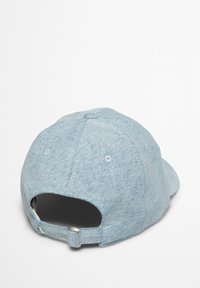 Hellblaues Denim-Baseballcap mit gebogenem Schirm, verstellbarem Riemen auf der Rückseite und dezente Stickdetails.