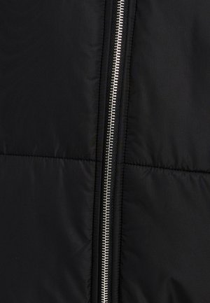 Chaqueta negra de plumas con textura acolchada, que presenta un cierre de cremallera plateado prominente en un lado. Tejido liso con elementos de diseño mínimos.