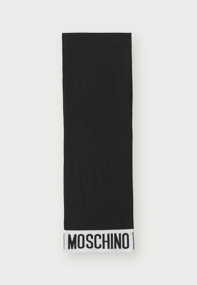 Bufanda de tela negra con un dobladillo blanco con la marca que lleva el texto "MOSCHINO" en negrita. Textura suave, forma rectangular, diseño casual.