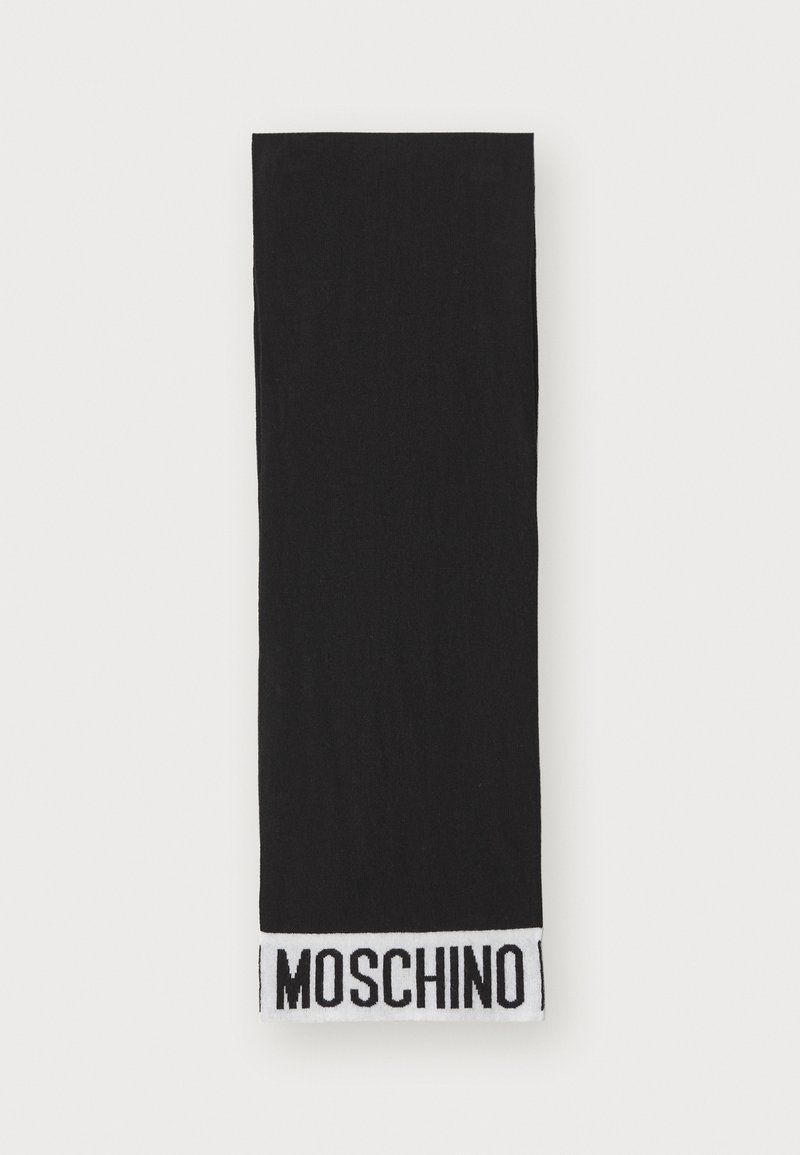 Svart stoffskjerf med en hvit merkevarekant hvor teksten "MOSCHINO" står i fet skrift. Myk tekstur, rektangulær form, avslappet design.