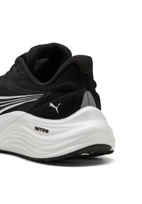 Baskets de course noires avec une tige texturée, accents blancs et une semelle intermédiaire en mousse Nitros. Dotées d'un talon arrondi et d'un détail de logo signature.