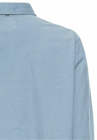 Chemise à manches longues en velours côtelé bleu clair vue de dos, dotée d'un col classique et d'une texture verticale discrète.