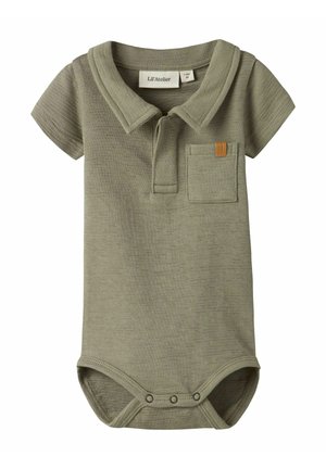 Body per neonato a maniche corte verde oliva con colletto, tasca frontale e chiusure a scatto all'altezza del cavallo, realizzato in tessuto strutturato.