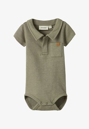 Alyvuogių žalios spalvos trumpomis rankovėmis kūdikių smėlinukas su apykakle, priekyje kišenė ir spaudės užsegimui tarp kojų, pagamintas iš tekstūruotos medžiagos.