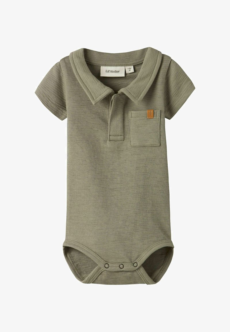 Krótkim rękawem oliwkowozielone body dla niemowląt z kołnierzykiem, przednią kieszenią i zatrzaskami w kroku, wykonane z teksturowanej tkaniny.
