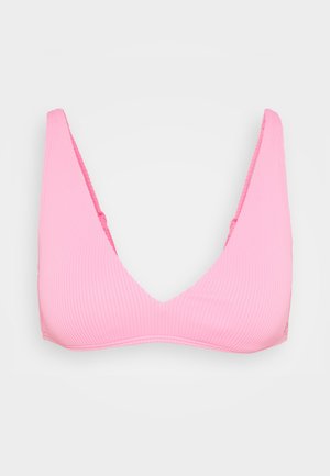 Růžový žebrovaný bikiny top s trojúhelníkovým tvarem a hlubokým výstřihem. Materiál je hladký, s plochými švy a bez dalšího kovového upevnění.
