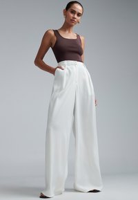 ST MRLO VIEW PANT - Hlače - white