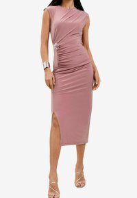 Robe ajustée longueur genoux en tissu rose doux avec manches épaulettes, fronces sur le côté et un accent floral à la taille. Fente sur un côté.