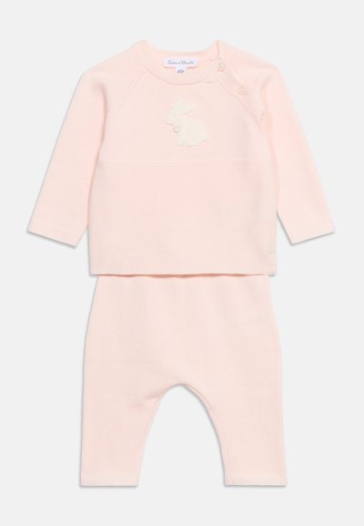 Tenue bébé rose pâle avec manches longues, épaule boutonnée et appliqué de lapin blanc sur la poitrine, comprenant un pantalon assorti.