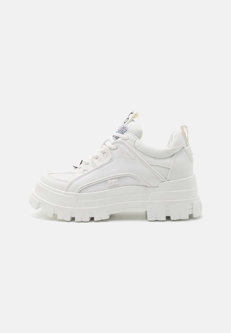 Baskets à plateforme blanches épaisses avec semelle texturée, panneaux en mesh et cuir, avant à lacets, et languettes avec logo sur la languette et le talon.