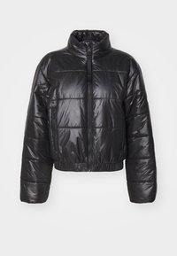 Svart vadderad jacka med hög krage, glansigt ytskikt, kort design, dragkedja framtill samt elastisk fåll och muddar. Har horisontell sömnad.