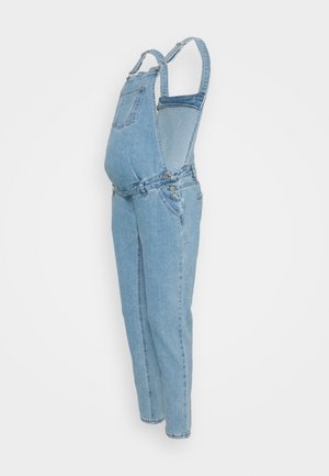 Salopette de maternité en denim bleu clair avec bretelles réglables, poche poitrine avant et fermetures à boutons sur le côté de la taille.