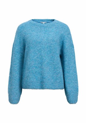 Puszysty niebieski sweter z miękkiego materiału, z okrągłym dekoltem, opadającymi ramionami i ściągaczem u dołu, o luźnym kroju.