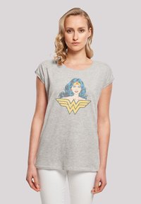 Šedé bavlněné tričko s krátkým rukávem, které má potisk designu Wonder Woman v modré a žluté barvě se zdobením hvězdou.