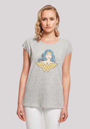 Hallhalli puuvillane t-särk lühikeste varrukatega, millel on prinditud Wonder Womani disain sinise ja kollase värviga koos tähe aktsendiga.
