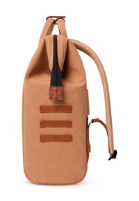 Zaino in pelle liscia color tan con chiusura a zip, spallacci imbottiti e tre accenti orizzontali in webbing. Tasca laterale con clip regolabile.