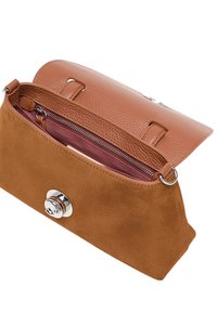 Hnědá semišová taška s koženým klopou, stříbrným zapínáním a vnitřní kapsou. Vyznačuje se texturovaným exteriérem a hladkým podšívkou v kontrastní barvě.
