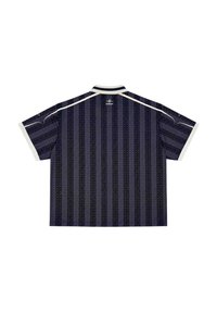 Polo à manches courtes avec des rayures verticales noires et gris foncé et une bordure blanche aux manches et au col, vu de dos.