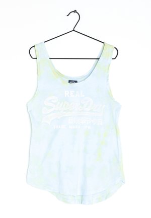 Biała i jasnżółta koszulka na ramiączkach z efektem tie-dye z białym napisem "Real SuperDry", zawieszona na czarnym drucianym wieszaku na białym tle.