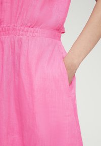 s.Oliver MIT CUT OUT - Freizeitkleid - pink