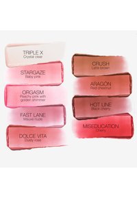 Acht lippenstiftkleurstalen met labels van namen en tinten: helder, roze, mauve, roos, bruintinten, kastanjebruin, kersentinten op witte achtergrond.