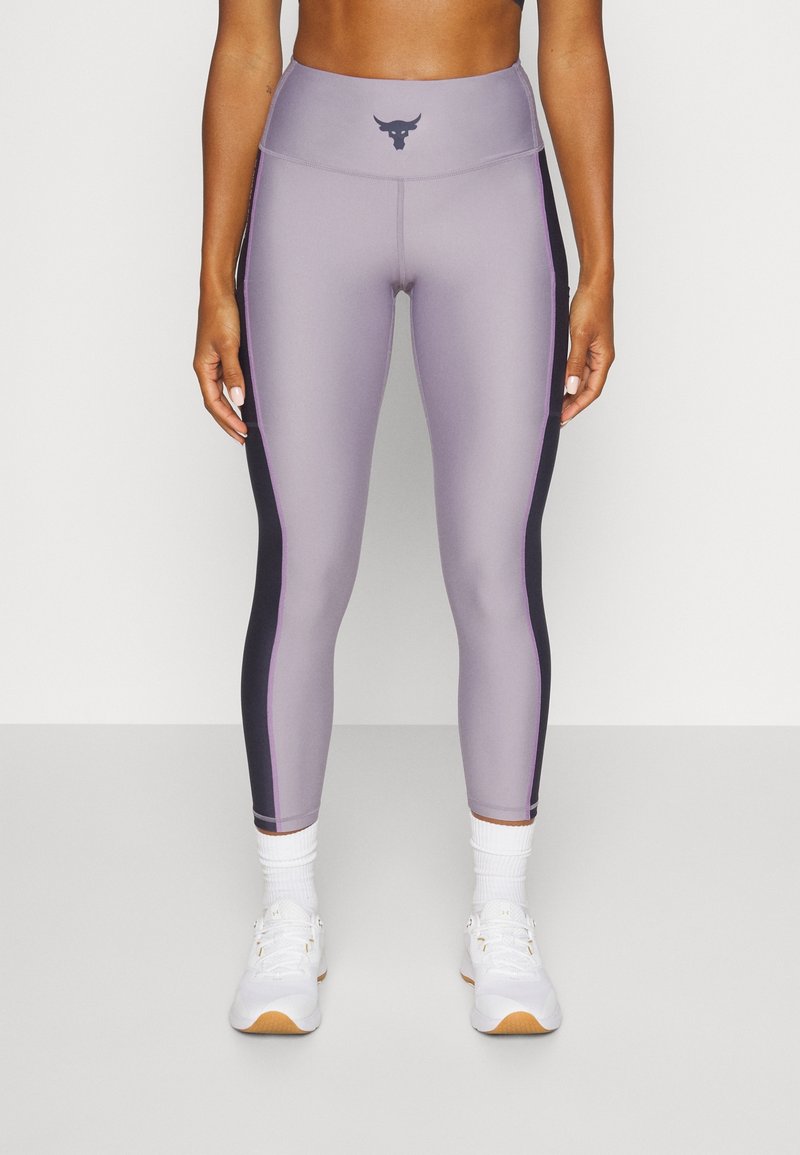 Höga leggings i ljus lila med mörka sidopaneler, med en texturerad yta och en liten tjurlogotyp vid midjan.