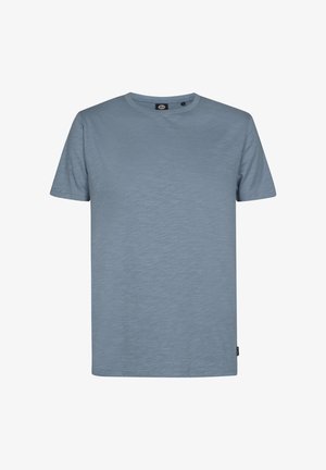 Lichtblauw T-shirt met korte mouwen en ronde hals, met subtiele textuur en klein geborduurd logo op de linkerborst.