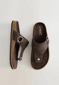 Sandales tongs en daim marron avec boucle dorée et détails cloutés, semelle intérieure rembourrée et semelle extérieure en caoutchouc noir, taille 6½ (40).