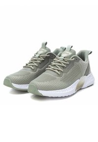 Zapatillas de malla verde claro con tejido texturizado, una entresuela blanca y cordones planos. Presentan una lengüeta en el talón y una suela con patrón para mayor agarre.