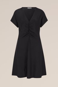 Zwarte jurk met korte mouwen, diepe V-hals en geplooide voorkant. Vloeiende stof met een gladde textuur en lengte boven de knie.